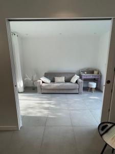 sala de estar con sofá y mesa en Maison Appart, Le Cocon Brindasien, 20 min de Lyon, 66 m2, en Brindas
