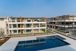 uma vista exterior de um edifício com piscina em Casa Corand - Bardolino em Bardolino