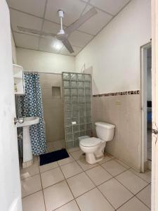 エル・クコにあるSugarloaf Beach House & Surf Lodgeのトイレと洗面台付きのバスルーム