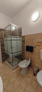 La salle de bains est pourvue d'une douche, de toilettes et d'un lavabo. dans l'établissement La casa di Luca B&B, à Lacchiarella