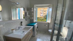 A bathroom at Case Vacanze Ganimede Még 37 kép