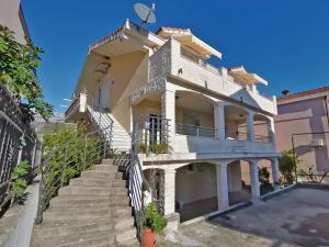 uma casa com escadas que levam até ela em Apartmani Kenova 5 em Herceg Novi