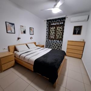 a bedroom with a large bed and a window at Casa Lliri con piscina en Massalfassar VALENCIA in Masalfasar