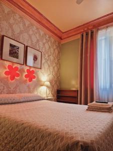 馬德里的住宿－多爾斯維塔旅館，卧室配有一张墙上鲜花的床