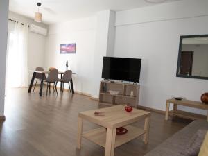 TV a/nebo společenská místnost v ubytování Brand New Apartment in Ialyssos