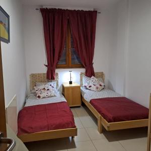 2 camas en una habitación con ventana en Casa Lliri con piscina en Massalfassar VALENCIA en Masalfasar