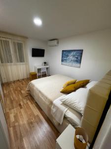 ein Schlafzimmer mit einem großen Bett und einem Sofa in der Unterkunft Hello Sunshine in Zadar