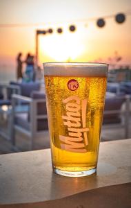 un bicchiere di birra seduto su un tavolo di Villas Cavo Marathia a Keríon