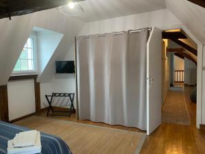 una camera da letto con un grande armadio bianco in mansarda di La Costonnerie a Leigné-sur-Usseau