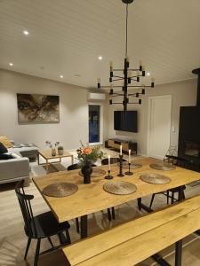 uma sala de jantar com uma mesa e uma sala de estar em Private Villa, 127m2, 3 br, sauna, fast wifi em Rovaniemi