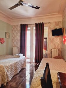 a hotel room with two beds and a window at Casa de Huespedes Dolce Vita in Madrid