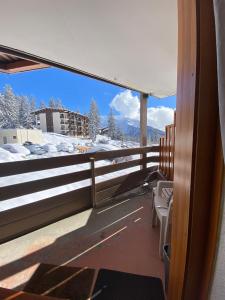 balcón con vistas a una montaña nevada en F2 front de neige la Rosière, en La Rosière