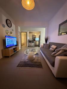 ein Wohnzimmer mit einem Sofa und einem Couchtisch in der Unterkunft Appt lumineux et spacieux au cœur de Cannes in Cannes