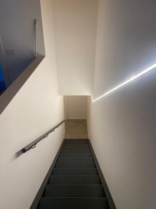 eine leere Treppe in einem Gebäude mit Flur in der Unterkunft Palmamore in Palmanova