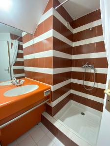 un baño con lavabo y ducha en F2 front de neige la Rosière, en La Rosière 8 fotos más