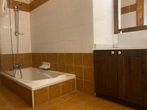 a bathroom with a bath tub and a mirror at Xemx in Qala
