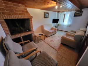 an overhead view of a living room with a fireplace at O Cabaleiro in Santa Marta de Ortigueira