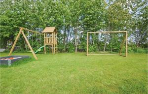 ハザスレウにある3 Bedroom Amazing Home In Haderslevの庭に木製ブランコを設置した遊び場