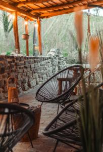 un grupo de sillas en un patio con una pared de piedra en Somló Nordic, en Somlószőlős