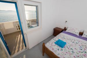 um quarto com uma cama e uma janela em Vila Niko Dalmacija em Sukošan