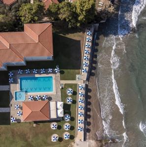 una vista sul mare di un resort con piscina e spiaggia di Maria Mare Apart-hotel ad Argásion