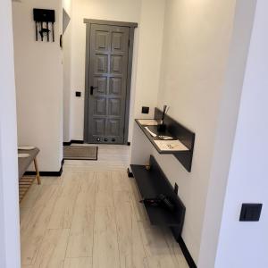 a hallway with a sink and a door at ApartPoltava Світлі апартаменти з високою стелею Стильний ДИЗАЙН 2023 in Poltava