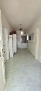 um quarto vazio com uma cozinha e um grande piso de azulejo em Apartman Marin - Viganj em Viganj
