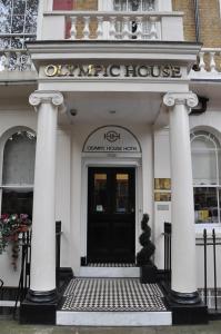 un edificio bianco con ingresso ad una casa di Olympic House Hotel a Londra