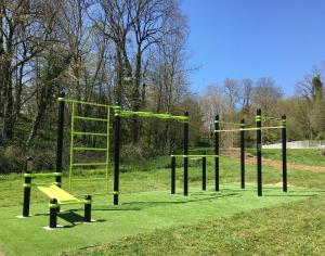 Camping Parc d'Audinac les Bains 3 étoiles - Piscine chauffée - Vue montagne的儿童游玩区
