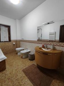 a bathroom with a sink and a toilet and a mirror at B&B Rossella in Montoro Inferiore