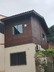 ein Haus mit einem Fenster darüber in der Unterkunft Casa das Embaúbas 5 in São José