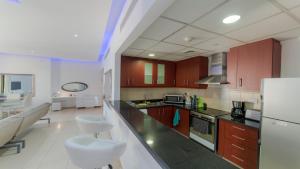 een keuken met bruine kasten en witte apparaten bij Jbr beach walk 2 bedrooms front sea in Dubai