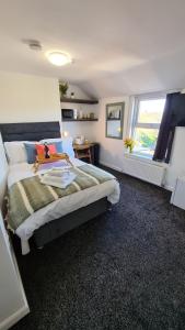 Un dormitorio con una cama grande y una ventana en Moorfield House, en Banbury