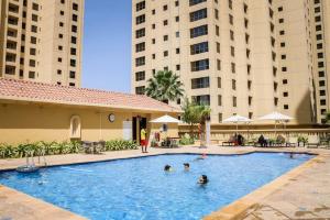 Bazén v ubytování Jbr beach walk 2 bedrooms front sea nebo v jeho okolí