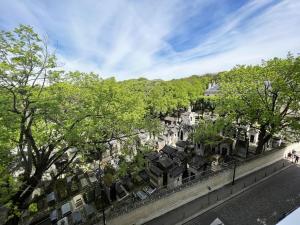 vistas a una ciudad con árboles y casas en Appartement lumineux Père Lachaise, en París