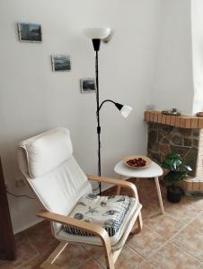 Habitación con silla, lámpara y mesa. en On the sea 2, en Mókhlos