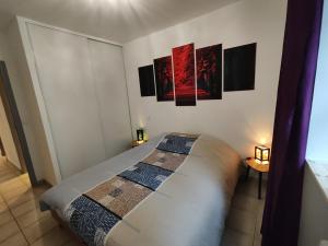 Säng eller sängar i ett rum på Appt T2 Brignoles Centre / Provence Verte