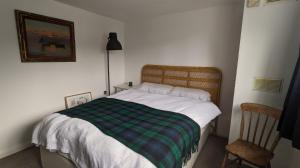 ライにあるThe Boathouse, Ryeのベッドルーム1室(緑と白の毛布付きのベッド1台付)