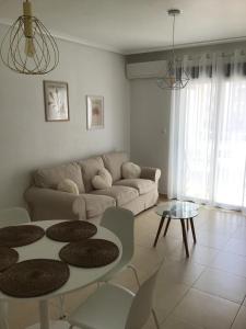 sala de estar con sofá y mesa en Residence Angelina, en San Miguel de Salinas