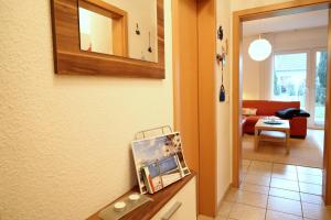 ツィングストにあるKranichの廊下とリビングルームが備わる客室です。