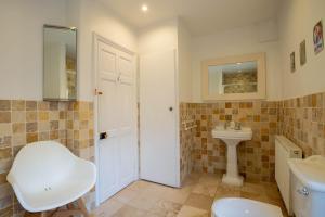 un bagno con un water e un lavandino di Large pretty holiday cottage by the sea sleeps 10 a Heacham Altre 39 foto