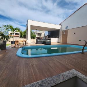 basen na tarasie domu w obiekcie Casa de Praia - Guriri w mieście São Mateus