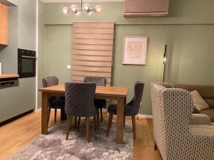 a dining room with a table and chairs at Prishtina Getaway Apartment in Prishtinë