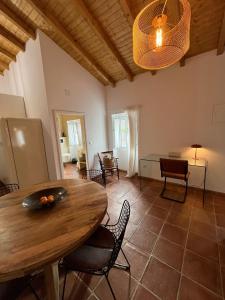 - un salon avec une table et des chaises en bois dans l'établissement Casa do Ti'Xico, à Aljustrel