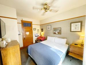 Postel nebo postele na pokoji v ubytování Hotel Vendome + 16 fotografií