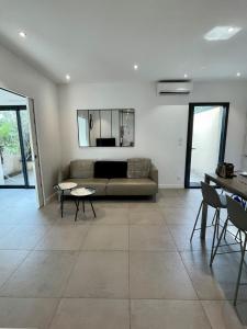 sala de estar con sofá, mesa y sillas en Maison Appart, Le Cocon Brindasien, 20 min de Lyon, 66 m2, en Brindas