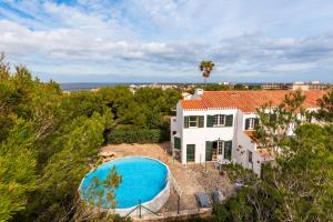 z góry widok na dom z basenem w obiekcie Apartamento El Shacko w mieście Arenal d'en Castell