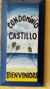 een bord voor het strand met een foto van de oceaan bij Caribbean Paradise steps to DayPass Resort&Beach in La Laguna