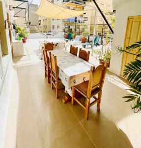 een eetkamer met een tafel en stoelen bij Gran apartamento en el centro Villajoyosa - Vistas al mar, 5 dormitorios y enorme terraza in Villajoyosa