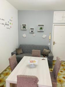 パレルモにあるcasa giorgia mondelloのテーブルとソファのあるリビングルーム